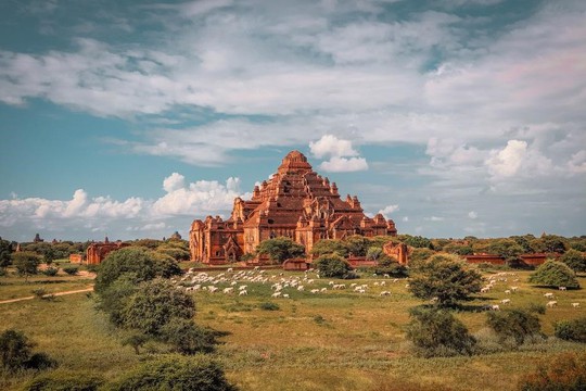 Những ngôi đền, chùa dát vàng, đính kim cương ở Myanmar - Ảnh 5.