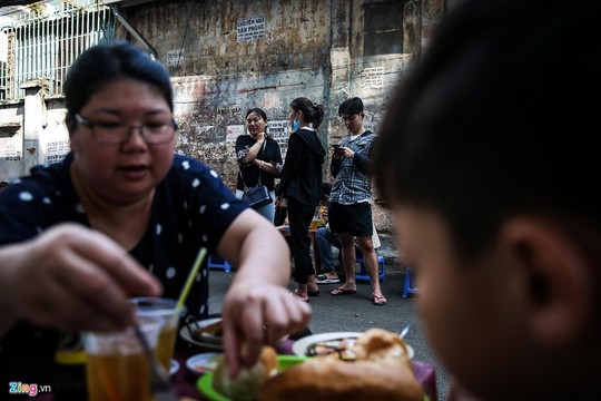 Tiệm bánh mì 60 năm bên vỉa hè  - Ảnh 3.