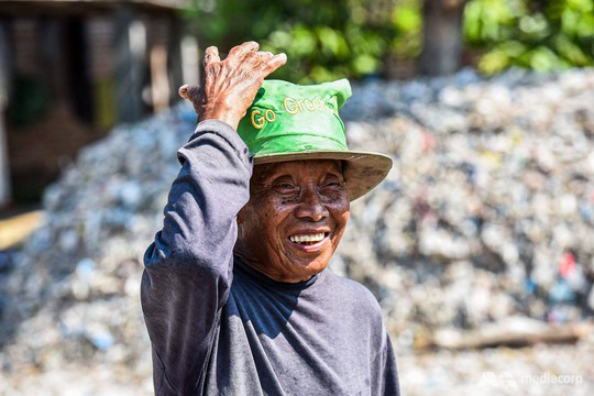 Rác thải “nuốt chửng” ngôi làng ở Indonesia - Ảnh 9.