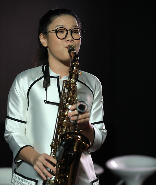 Con gái nghệ sĩ saxophone Trần Mạnh Tuấn vượt mặt bố - Ảnh 1.