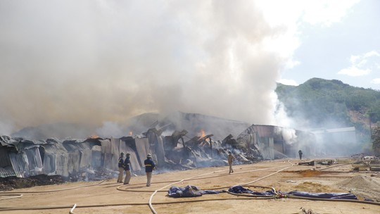 Bình Định: Cháy lớn ở nhà kho chứa tài sản hàng trăm tỉ đồng - Ảnh 2.