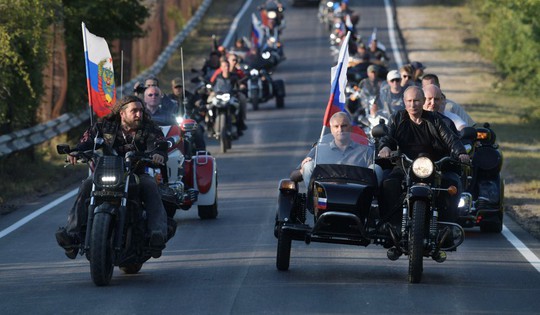 Tổng thống Putin đến buổi biểu diễn xe mô tô ở Crimea, Ukraine phản đối - Ảnh 2.