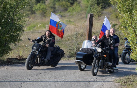 Tổng thống Putin đến buổi biểu diễn xe mô tô ở Crimea, Ukraine phản đối - Ảnh 6.