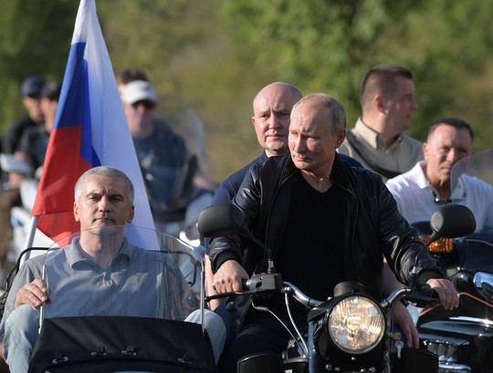 Tổng thống Putin đến buổi biểu diễn xe mô tô ở Crimea, Ukraine phản đối - Ảnh 7.