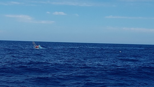 Tàu cá bị chìm ở vùng biển Hoàng Sa, 6 thuyền viên hoảng loạn trên thúng chai - Ảnh 1.