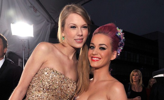 Hóa giải hiềm khích, Katy Perry mời Taylor Swift ăn cưới - Ảnh 1.