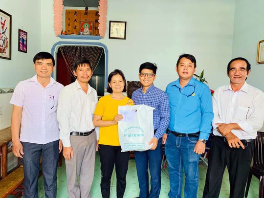 Tặng sổ tiết kiệm cho đoàn viên bị bệnh hiểm nghèo - Ảnh 1.