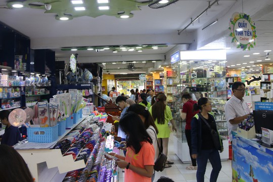 Chen chân mua sách vở trước ngày tựu trường - Ảnh 1.