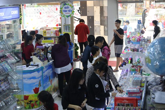 Chen chân mua sách vở trước ngày tựu trường - Ảnh 8.