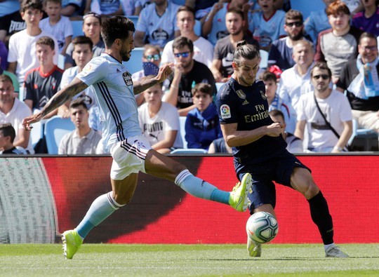 Gareth Bale đòi lại danh dự, Real Madrid vượt lên ngôi đầu La Liga - Ảnh 1.