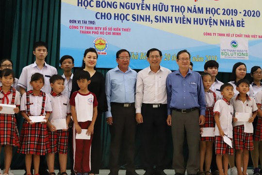 Trao tặng 257 học bổng cho học sinh, sinh viên huyện Nhà Bè - Ảnh 1.