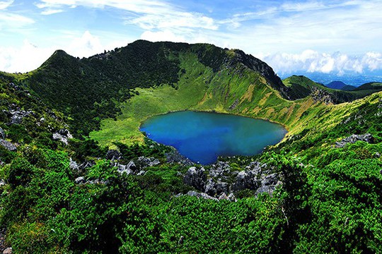 Thăm đảo Jeju, đừng quên chinh phục núi Hallasan hùng vĩ - Ảnh 2.