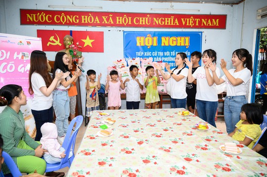 Tặng gạo cho 1000 em học sinh ở các lớp học tình thương trên địa bàn TP HCM - Ảnh 1.