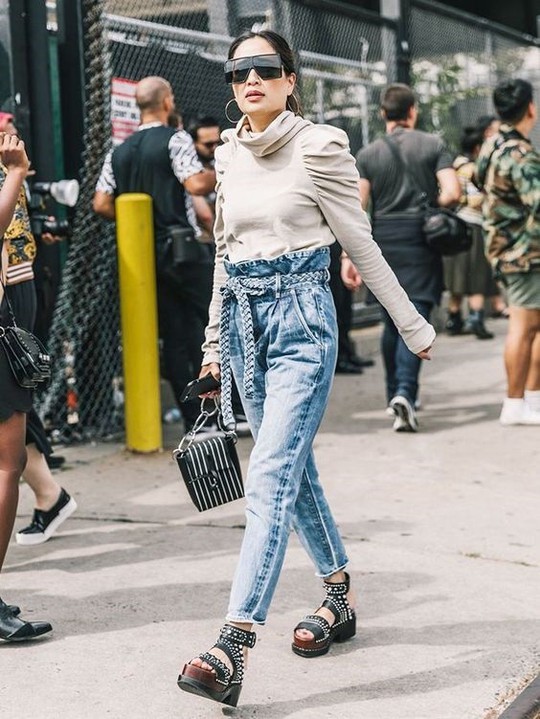 9 mốt quần jeans rộ lên nửa cuối năm 2019 - Ảnh 3.