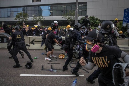 Hồng Kông: Người biểu tình ném bom xăng, 29 người bị bắt - Ảnh 1.