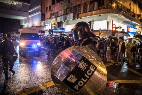 Cảnh sát Hồng Kông nổ súng, dùng vòi rồng trấn áp người biểu tình - Ảnh 3.