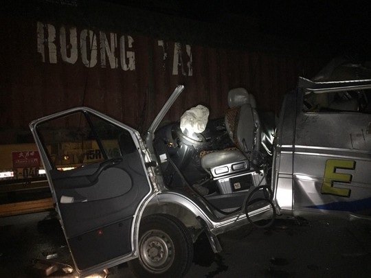 Xe khách tông xe container gặp sự cố, 16 người bị thương - Ảnh 1.