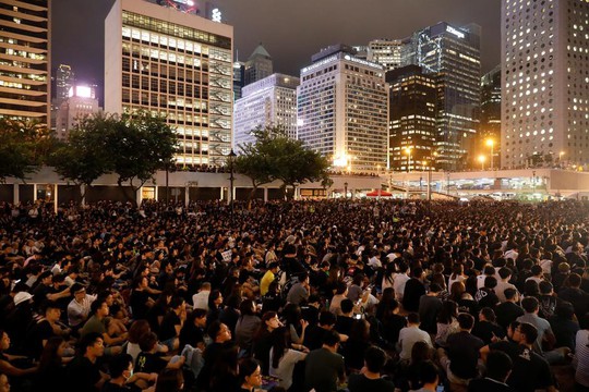 Hồng Kông: Hàng ngàn công chức bất chấp cảnh báo, tham gia biểu tình - Ảnh 2.