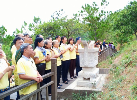 Cán bộ Công đoàn TP HCM dâng hương, viếng mộ Đại tướng Võ Nguyên Giáp - Ảnh 2.