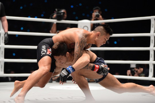 Hạ knockout đối thủ Nhật Bản, Martin Nguyễn bảo vệ thành công ngôi vô địch hạng lông. - Ảnh 2.