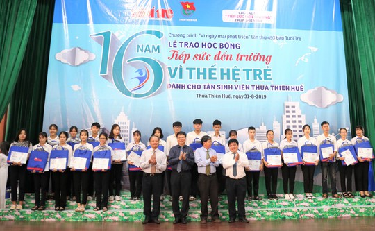 Báo Tuổi Trẻ trao 97 suất học bổng Tiếp sức đến trường tại Huế - Ảnh 1.