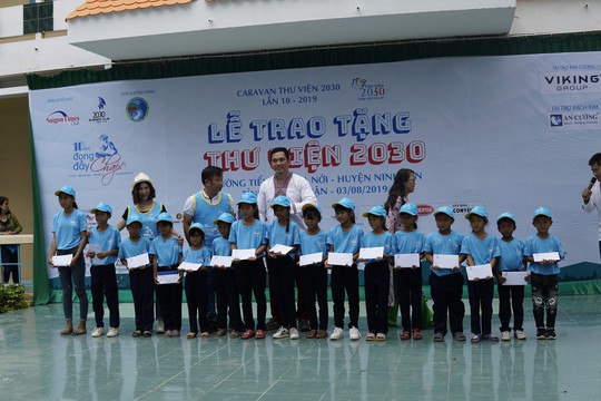 CLB Doanh nhân 2030 chính thức trao tặng thư viện đạt chuẩn quốc gia cho học sinh nghèo tỉnh Ninh Thuận - Ảnh 1.