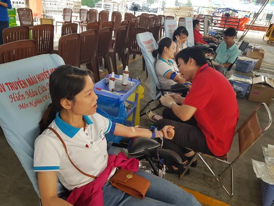 Vận động công nhân KCX-KCN hiến máu tình nguyện - Ảnh 1.