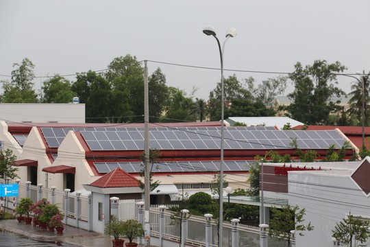 Lắp đặt điện mặt trời mái nhà: Cần sớm có quy định giá mua điện mới - Ảnh 1.