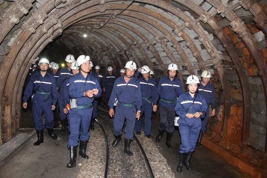 Chủ tịch Tổng LĐLĐ Việt Nam xuống hầm lò  -140 m để nghe tâm tư của thợ lò về tăng tuổi nghỉ hưu  - Ảnh 2.