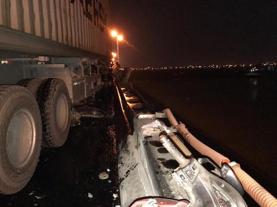 Xe container tông liên hoàn trên cầu Thanh Trì, một người rơi xuống sông tử vong - Ảnh 5.
