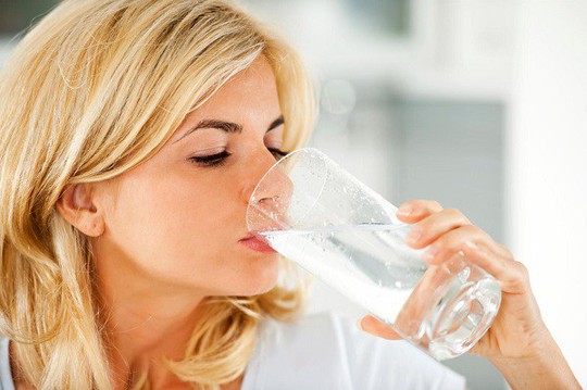 Điều gì xảy ra nếu uống quá nhiều nước hàng ngày? - Ảnh 1.
