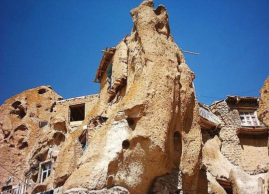 Kiến trúc hang động độc nhất vô nhị trong ngôi làng cổ bằng đá - Ảnh 4.