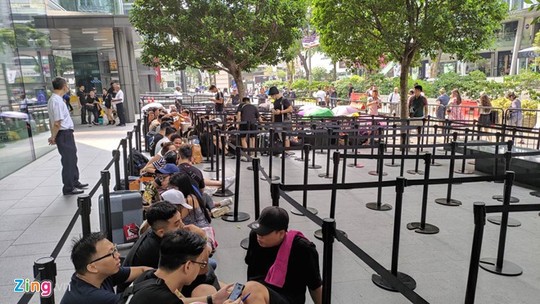 Người Việt xếp hàng trước 1 ngày ở Singapore chờ mở bán iPhone 11 - Ảnh 11.