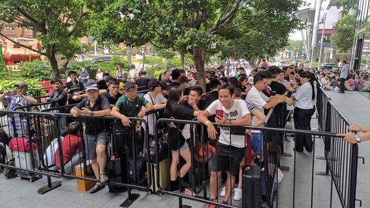 Người Việt xếp hàng trước 1 ngày ở Singapore chờ mở bán iPhone 11 - Ảnh 10.