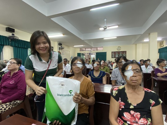 Vietcombank Hùng Vương tài trợ mổ mắt cho 250 người nghèo - Ảnh 1.