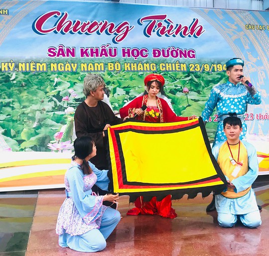 NSND Minh Vương đưa sân khấu lịch sử vào học đường - Ảnh 2.
