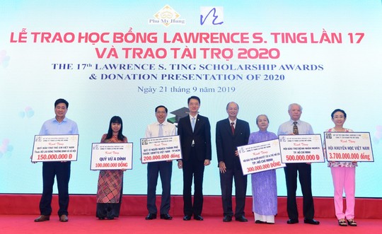 Quỹ Lawrence S. Ting và Công ty Phú Mỹ Hưng trao học bổng gần 8,5 tỉ đồng - Ảnh 3.