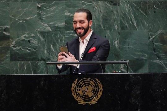 Tổng thống El Salvador chụp ảnh tự sướng tại Liên Hiệp Quốc - Ảnh 1.