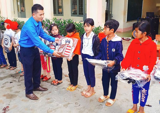 Tiếp sức học sinh khó khăn đến trường - Ảnh 1.