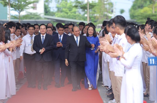 Thủ tướng Nguyễn Xuân Phúc đánh trống khai giảng năm học mới - Ảnh 2.