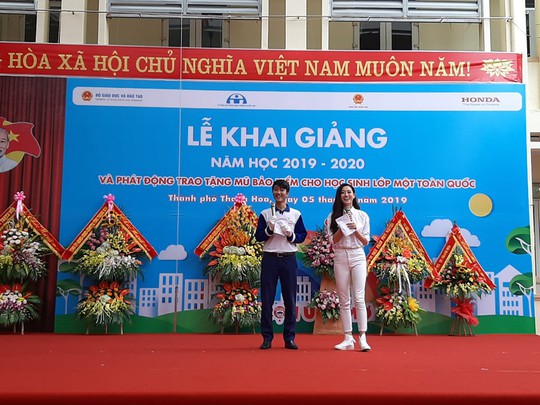 Hoa hậu Lương Thùy Linh trao mũ bảo hiểm cho học sinh trong ngày khai giảng - Ảnh 6.