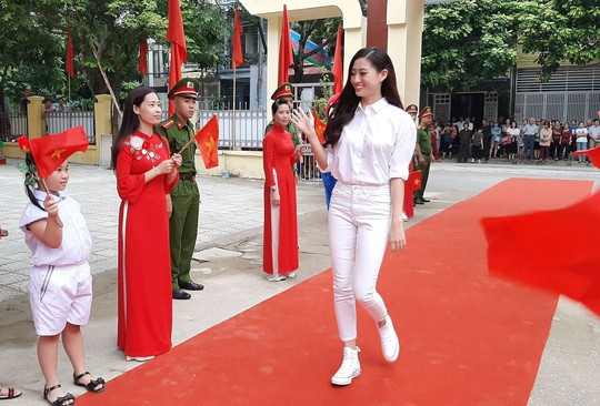 Hoa hậu Lương Thùy Linh trao mũ bảo hiểm cho học sinh trong ngày khai giảng - Ảnh 3.