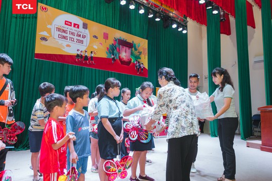 TCL tặng 200 phần quà cho trẻ em nghèo huyện Bình Chánh - Ảnh 1.