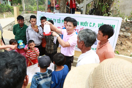 C.P. Việt Nam sẻ chia khó khăn với người dân bản làng Kà Nâu - Ảnh 2.