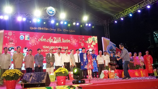Tặng 800 phần quà Tết cho các gia đình khó khăn - Ảnh 1.