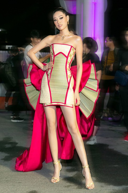 Hoa hậu Khánh Vân với thời trang chiếu độc lạ - Ảnh 5.