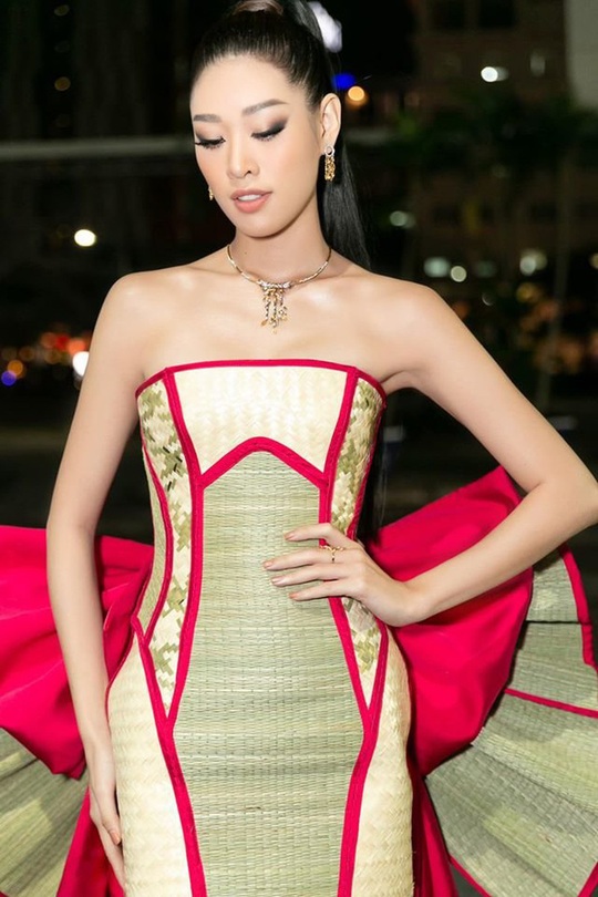 Hoa hậu Khánh Vân với thời trang chiếu độc lạ - Ảnh 6.