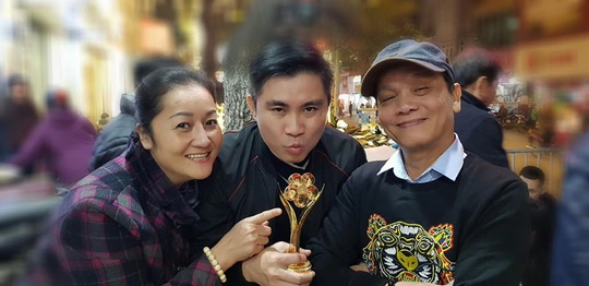 NSND Triệu Trung Kiên cùng các nghệ sĩ khoe tượng Mai Vàng ở Hà Nội - Ảnh 5.