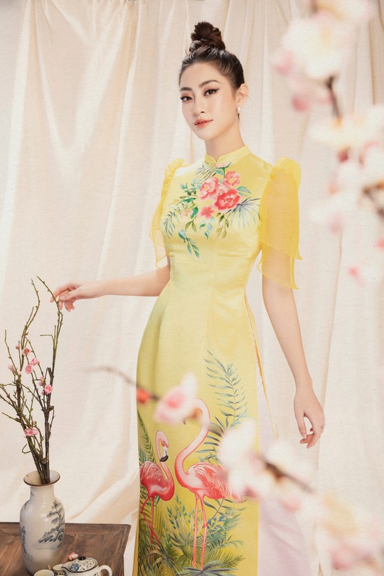 Hoa hậu Lương Thuỳ Linh duyên dáng diện áo dài du xuân - Ảnh 10.