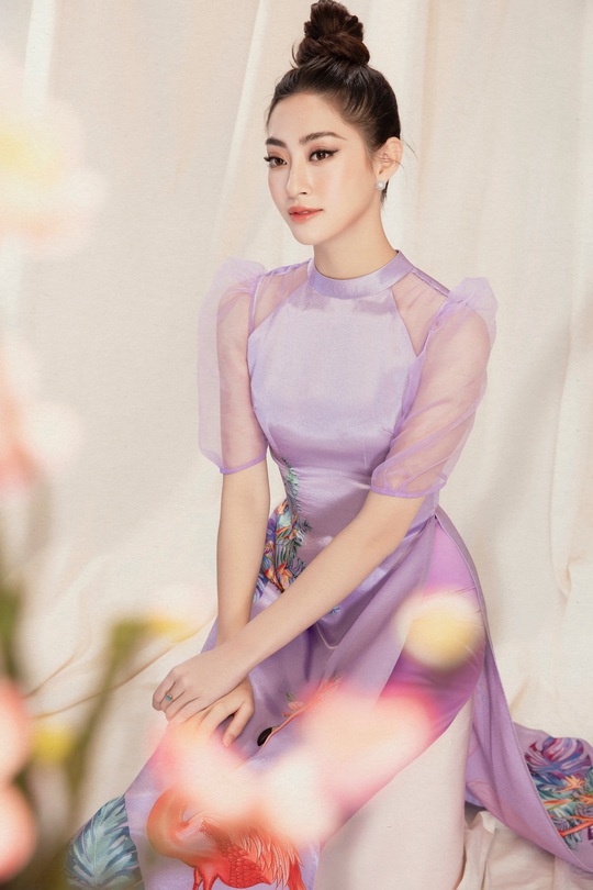Hoa hậu Lương Thuỳ Linh duyên dáng diện áo dài du xuân - Ảnh 5.